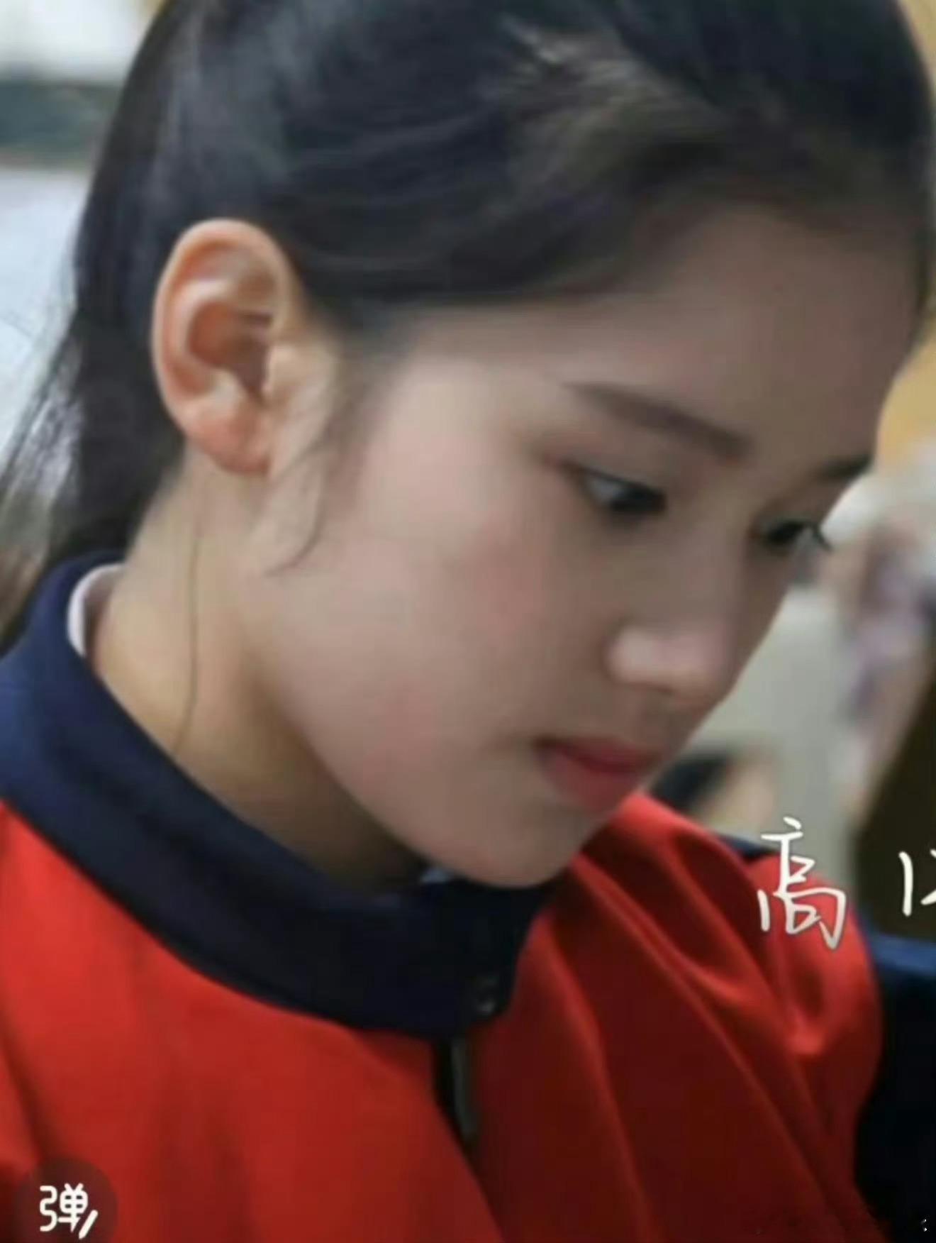 张婧仪高中已经有星味儿了公主果然从小美到大，没有尴尬期！张婧仪素人时期