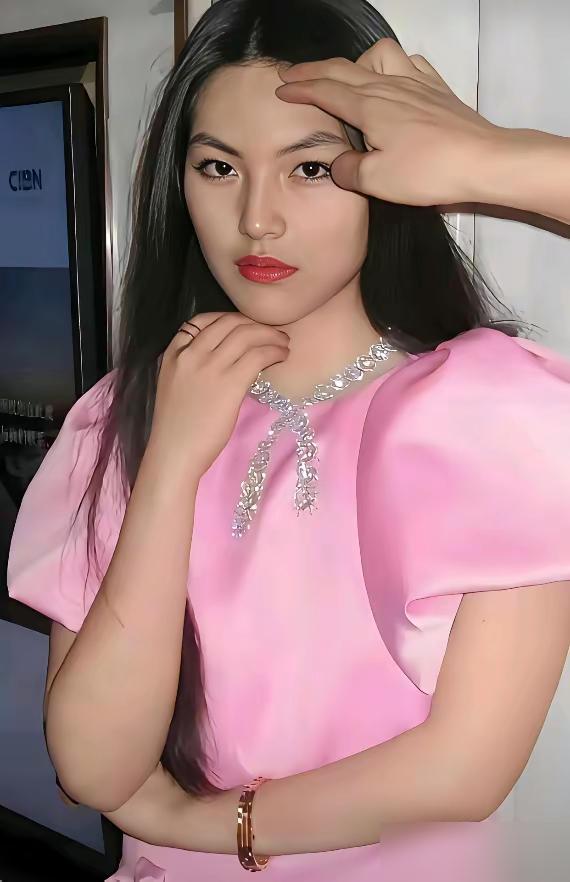 李湘16号被全网封禁，她女儿被她给害了，她一直富养女儿这没问题，但只给女儿丰富的