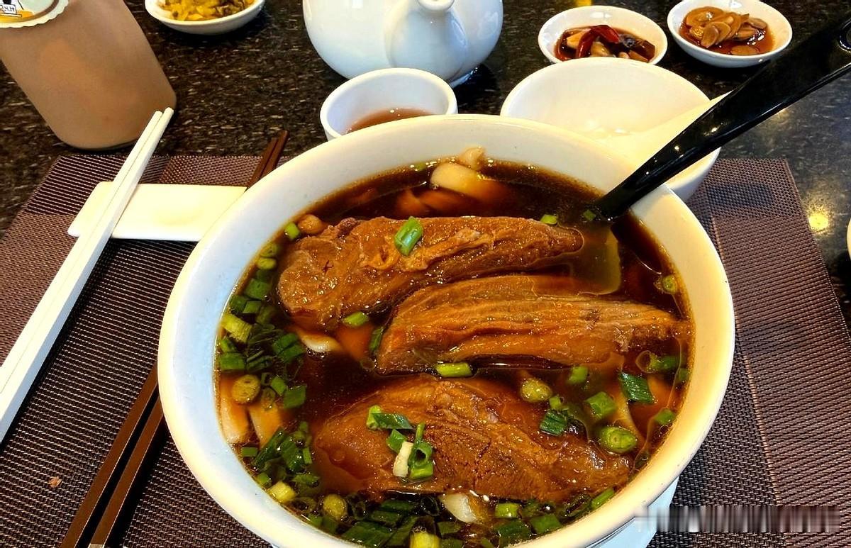 来到香港办完事顺便想喝个下午茶，就在附近茶餐厅吃了碗面和几块豆腐，结账把我吓到了