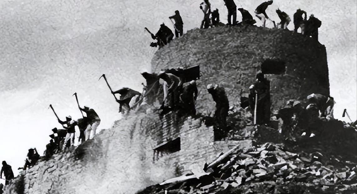 1944年，日军躲在炮楼内，八路军久攻不下，一老农路过，扫了一眼炮楼，却说：“简