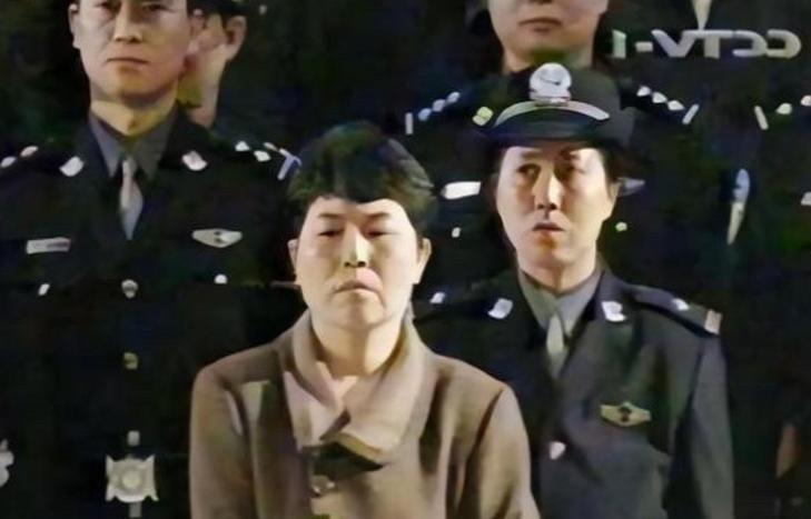 2005年，白宝山情人谢宗芬刑满出狱，狱警好心劝她回四川老家，她却摆摆手，转身跟