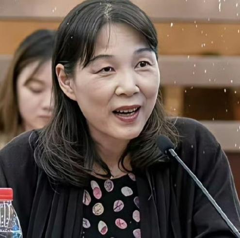 为了钱，毁掉了宗庆后的名声，艰苦朴素的形象崩塌。杜建英母子手上得到的钱已经不老
