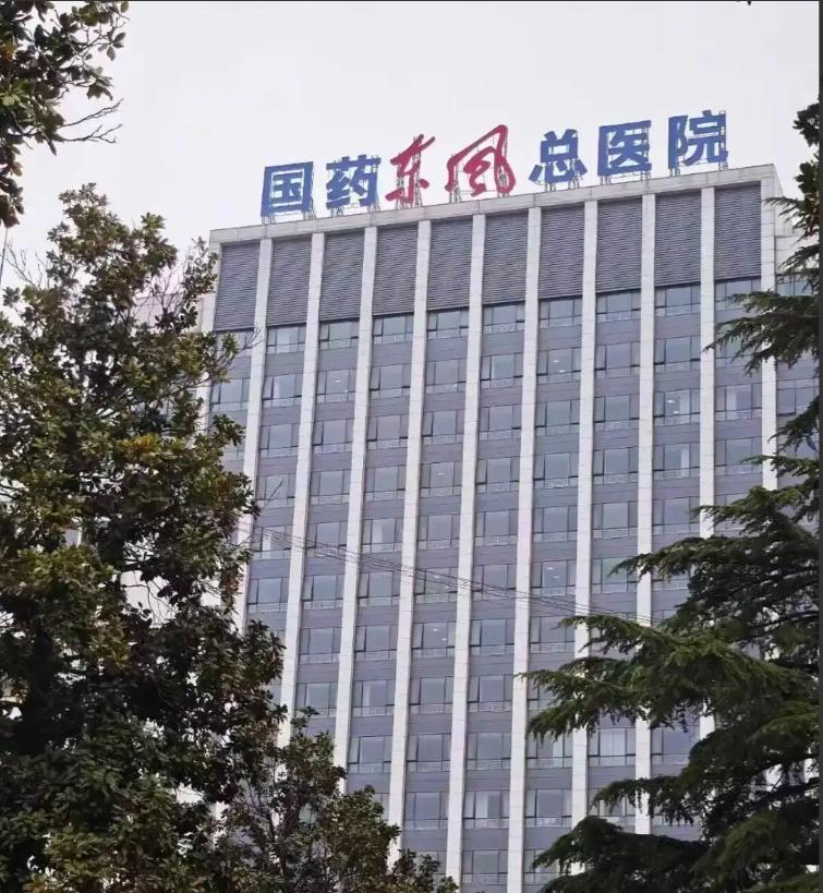 太炸裂了！湖北十堰，网友带八旬家属去挂号，看到有人免费、自己却要缴费，他随口询问