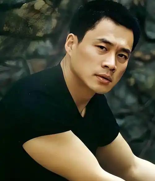 1999年，《水浒传》火遍大江南北，景阳冈上的打虎英雄武松让全国观众记住了丁海峰