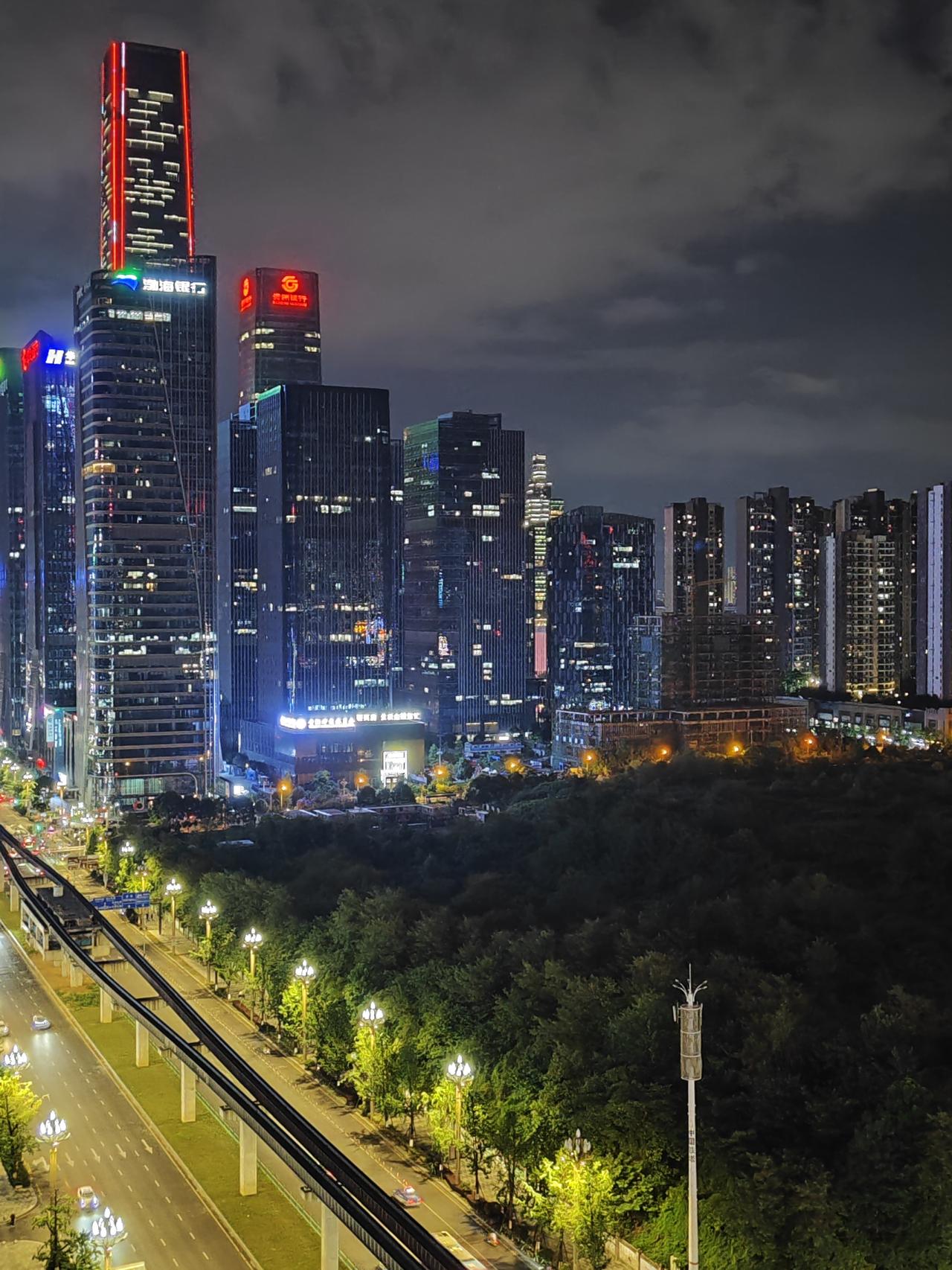 贵阳CBD，贵州金融城夜景。贵阳最高的建筑在这里，还看到了恒大双子星。贵阳时尚地