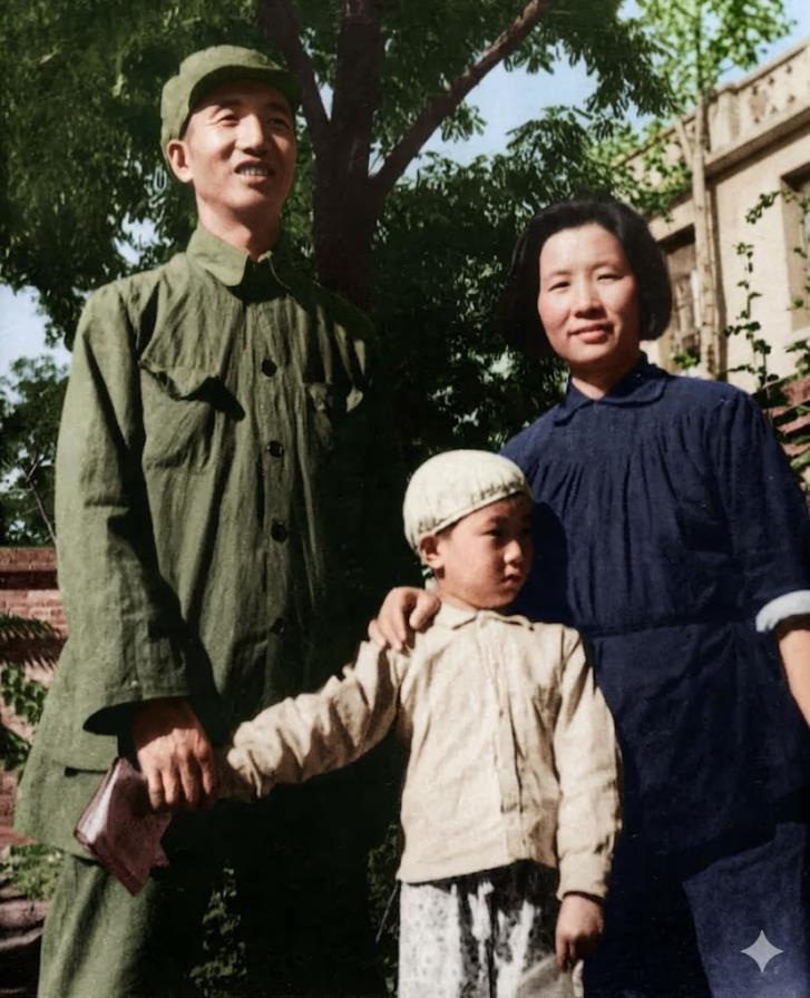 1949年，刚打完太原战役的徐向前与夫人黄杰、幼子徐小岩，在河北石家庄休养时的家