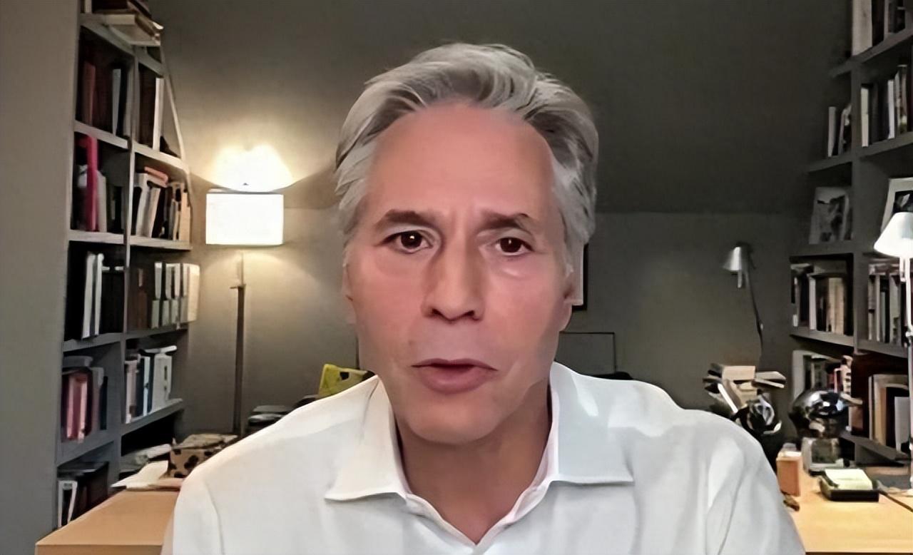 一个曾经掌管美国全球外交的男人，站在播客节目里，亲口说出了这辈子最掏心窝子的一句