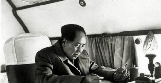 1970年6月19日，毛泽东在北京人民大会堂会见外宾时，中央主要领导人都在场。毛