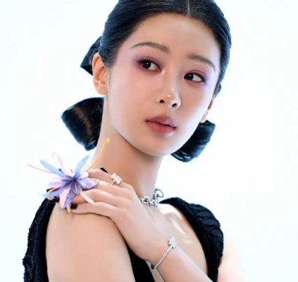 演员最后拼的，真的是文化底蕴。不信你看杨紫，她用实力打了多少人的脸，又被她V