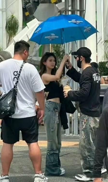 黄晓明与女子同游新加坡，举止亲密状态轻松，杨颖，叶珂皆成过往？春节刚过，黄晓