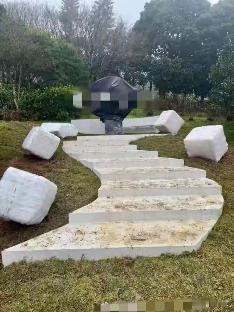 2月1日，S妈黄春梅最新透露大S纪念雕像揭幕仪式的安排。明天2月2日，是大S去