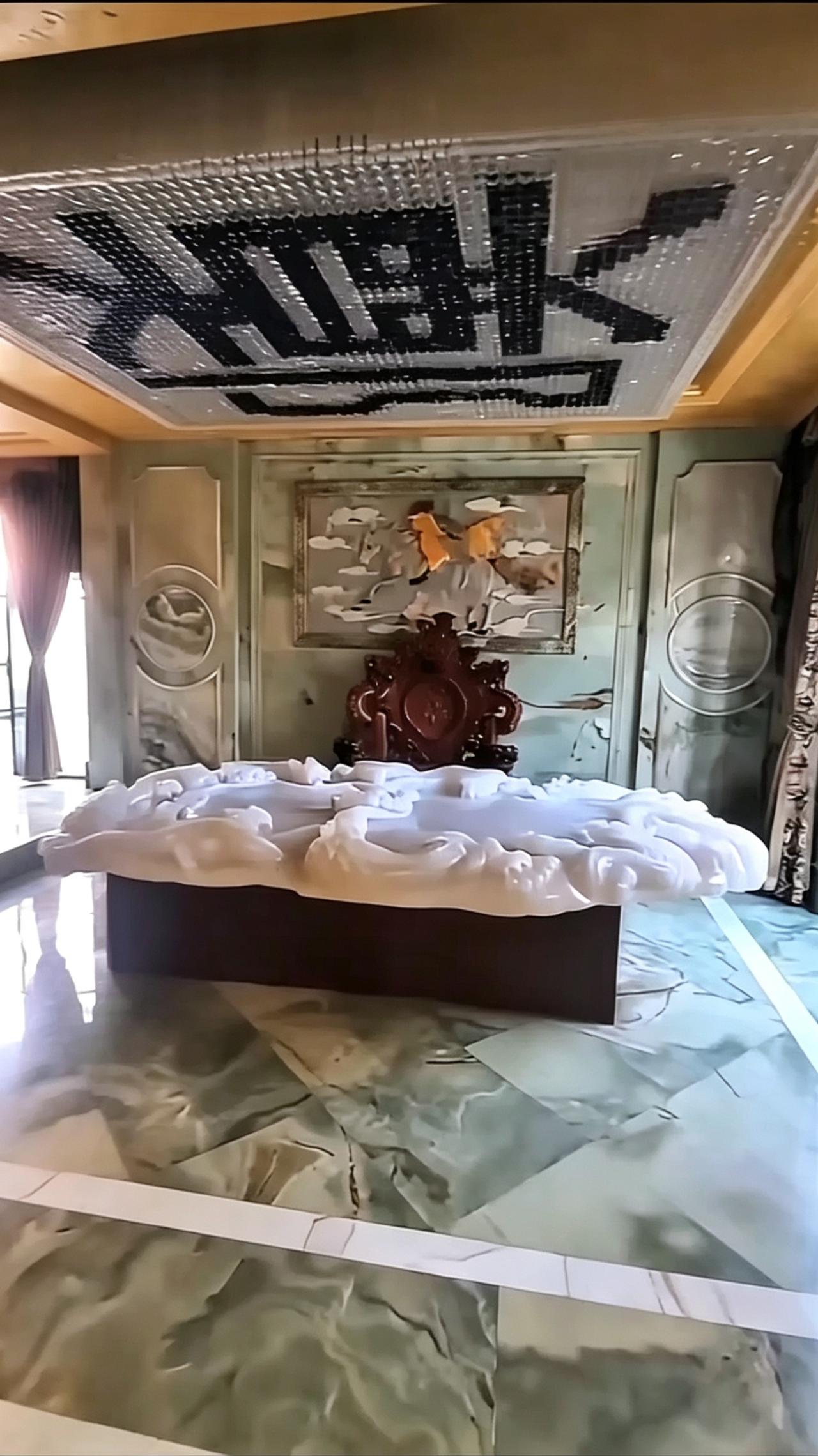 一位郑姓朋友他花了二百多万的装修终于完工了，亲戚朋友都说这风格高端大气上档次。