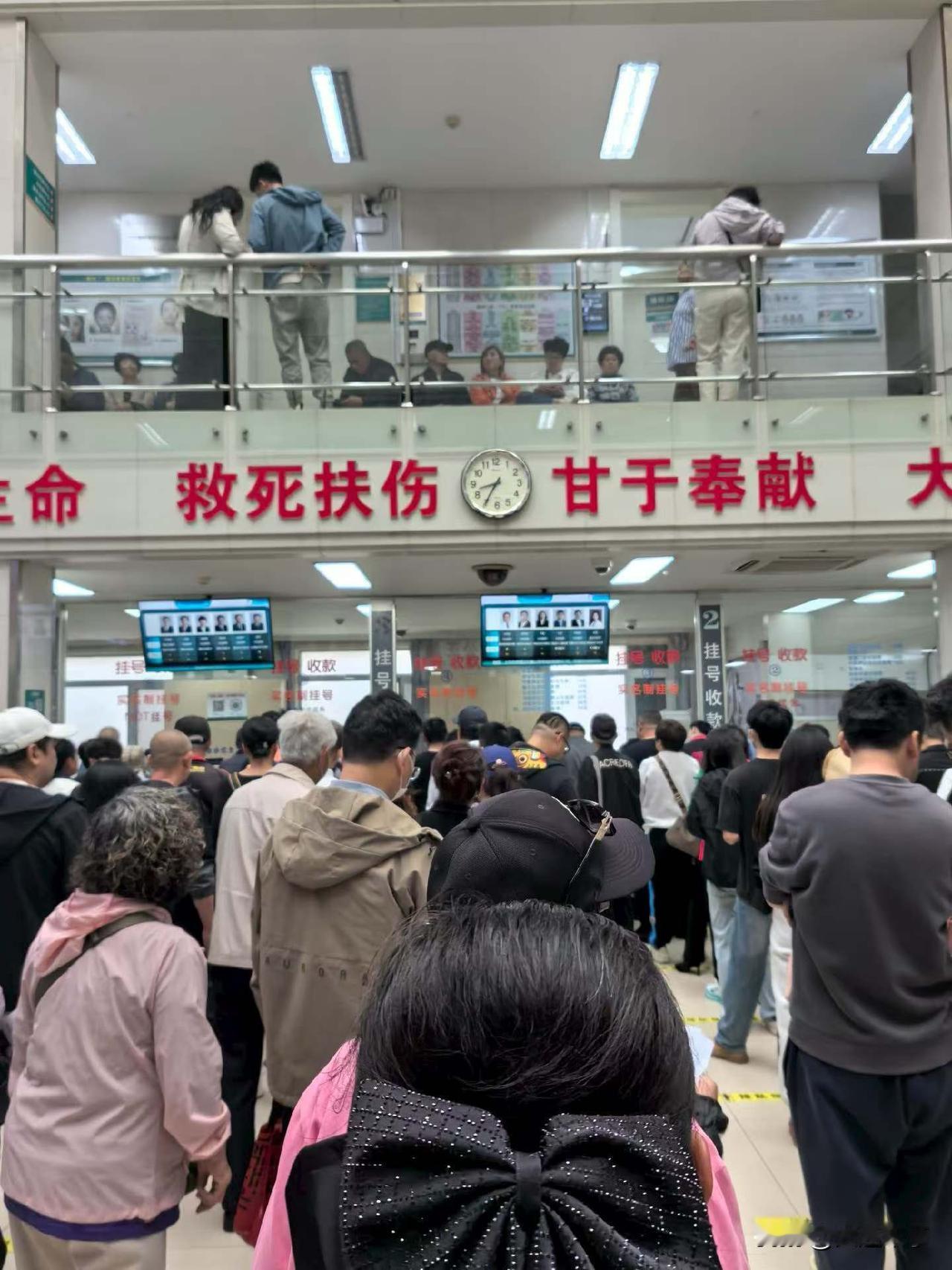 医院的人真多！今天早上，去大连市第三人民医院看个病号，在医院门前转好几圈，好不