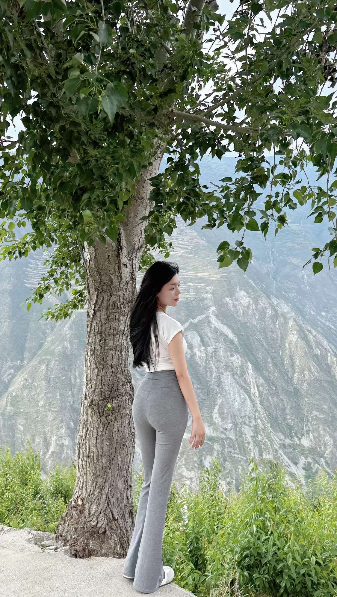 和表妹爬个山，呼吸呼吸山顶的空气