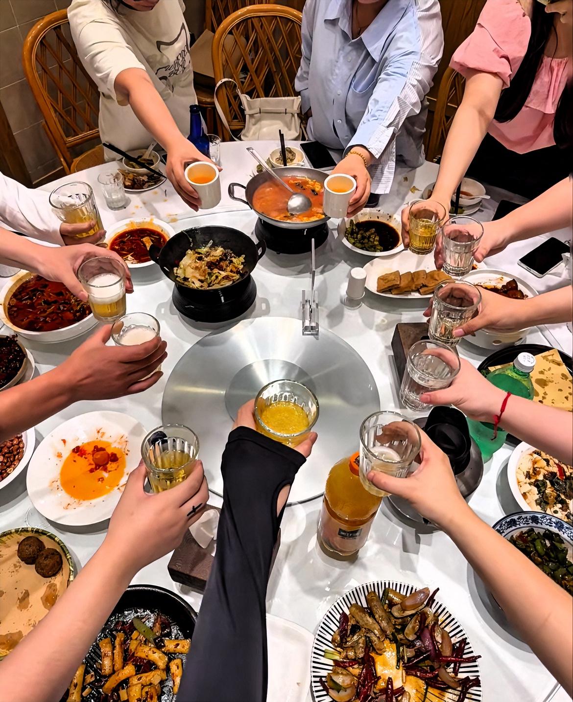 四年了，同学聚会上，撞见那个‬借我三万块不还的女生，我没含糊，直接上前问她钱啥