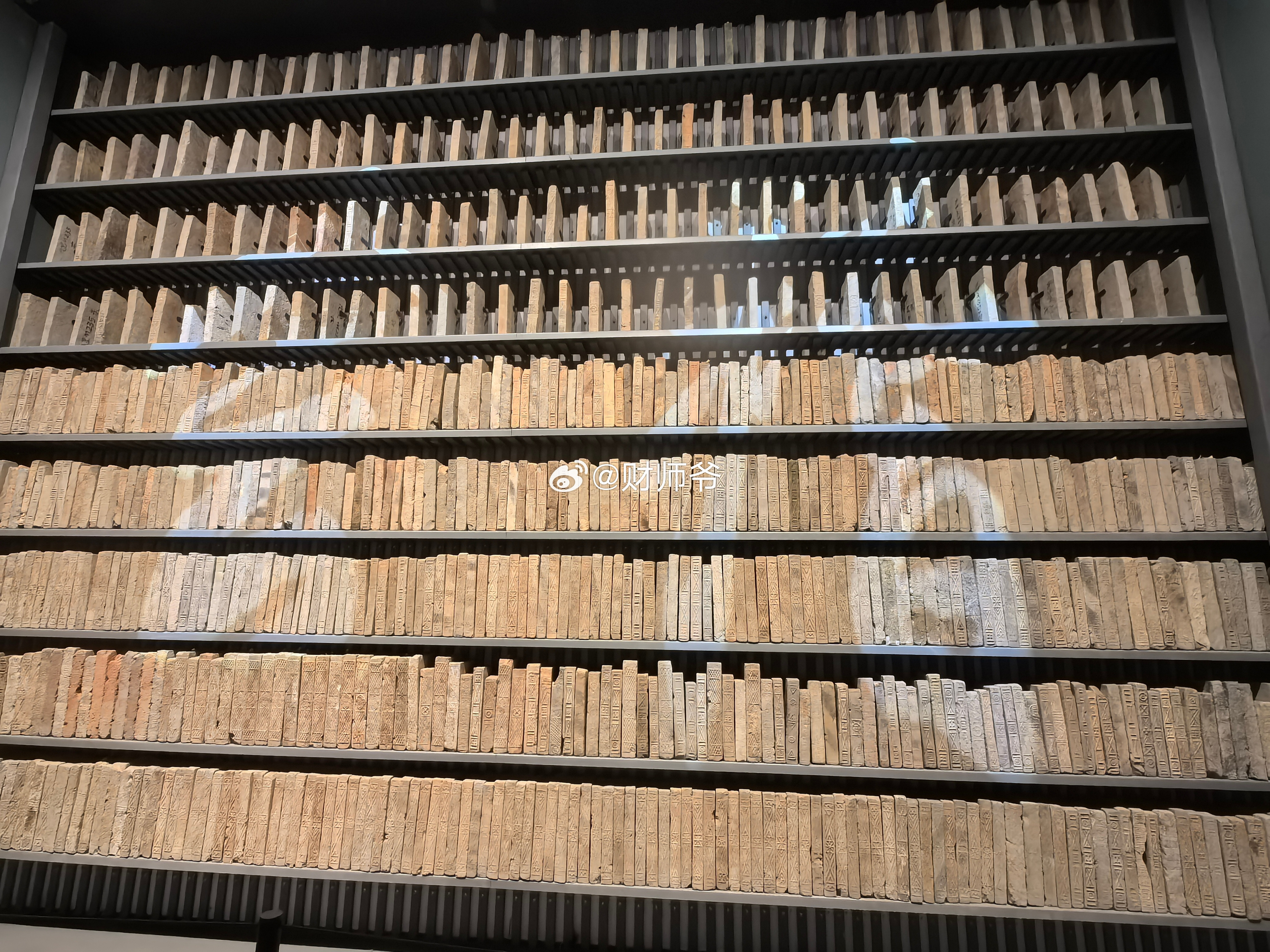 “绍兴城一铲子下去，就有出土文物”——这句话在绍兴博物馆具象化了。像图5的这些战