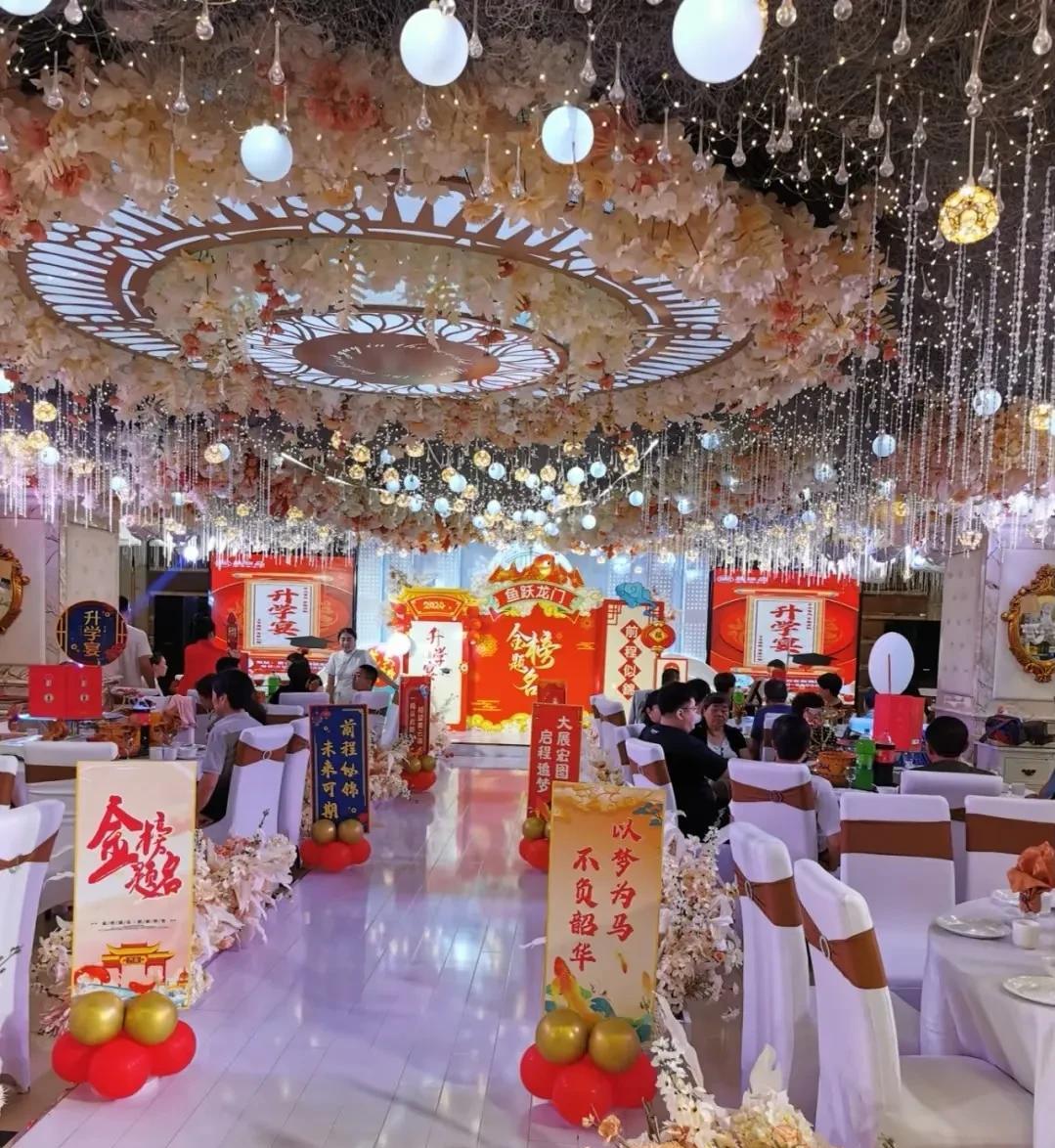 这几天连续收到两份升学宴邀请函。一个是同事的孩子考上了四川大学。一个是我表姐的儿