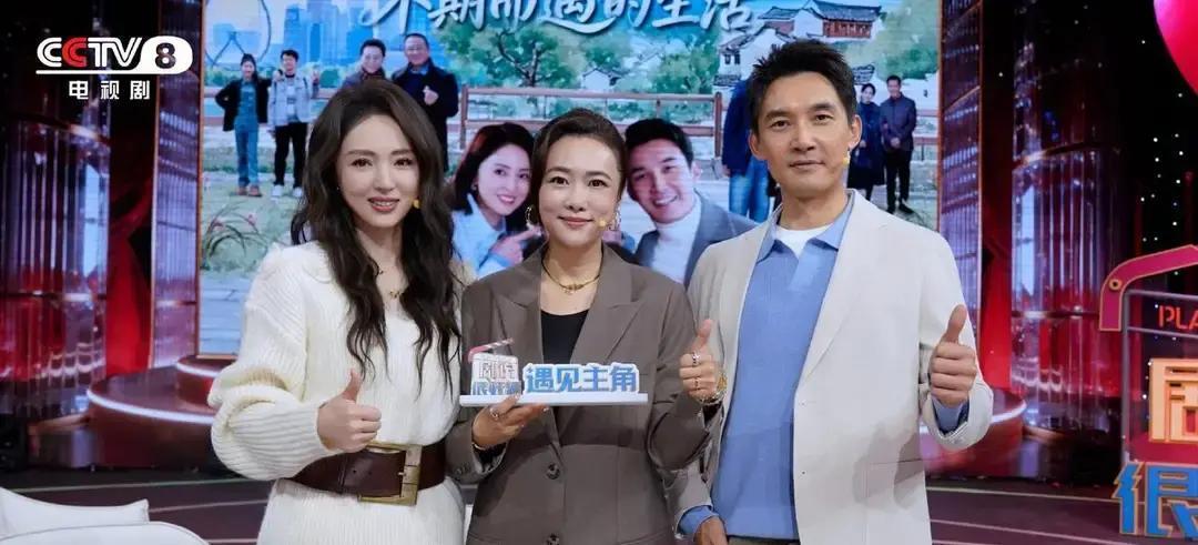 35%深圳家庭挤一套房李木戈把镜头塞进合租屋。新剧里，母女抢厕所、父子算电