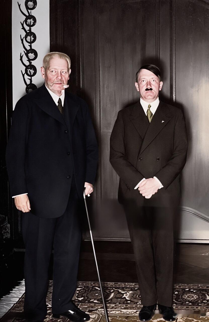 1933年，时任德国总统兴登堡与希特勒的一张合照，兴登堡当时在名义上是国防军最高