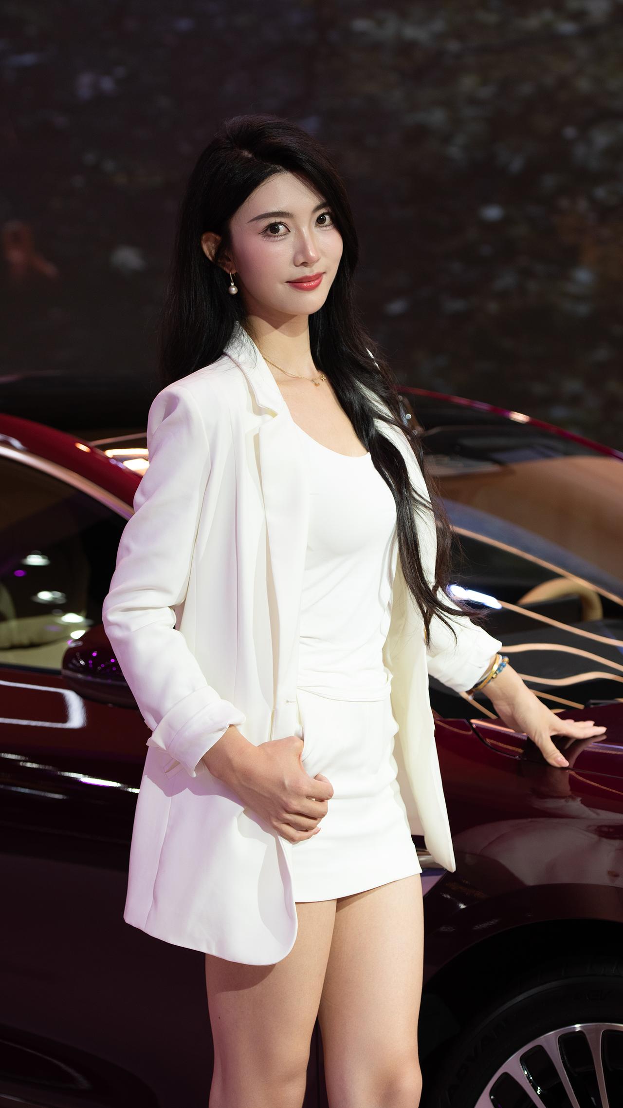 兰灵王车展现场车模美女