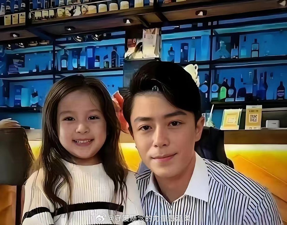 霍建华女儿的长相也太让人惊喜了，眉眼间妥妥遗传了妈妈的高颜值特征，颜值超亮眼​