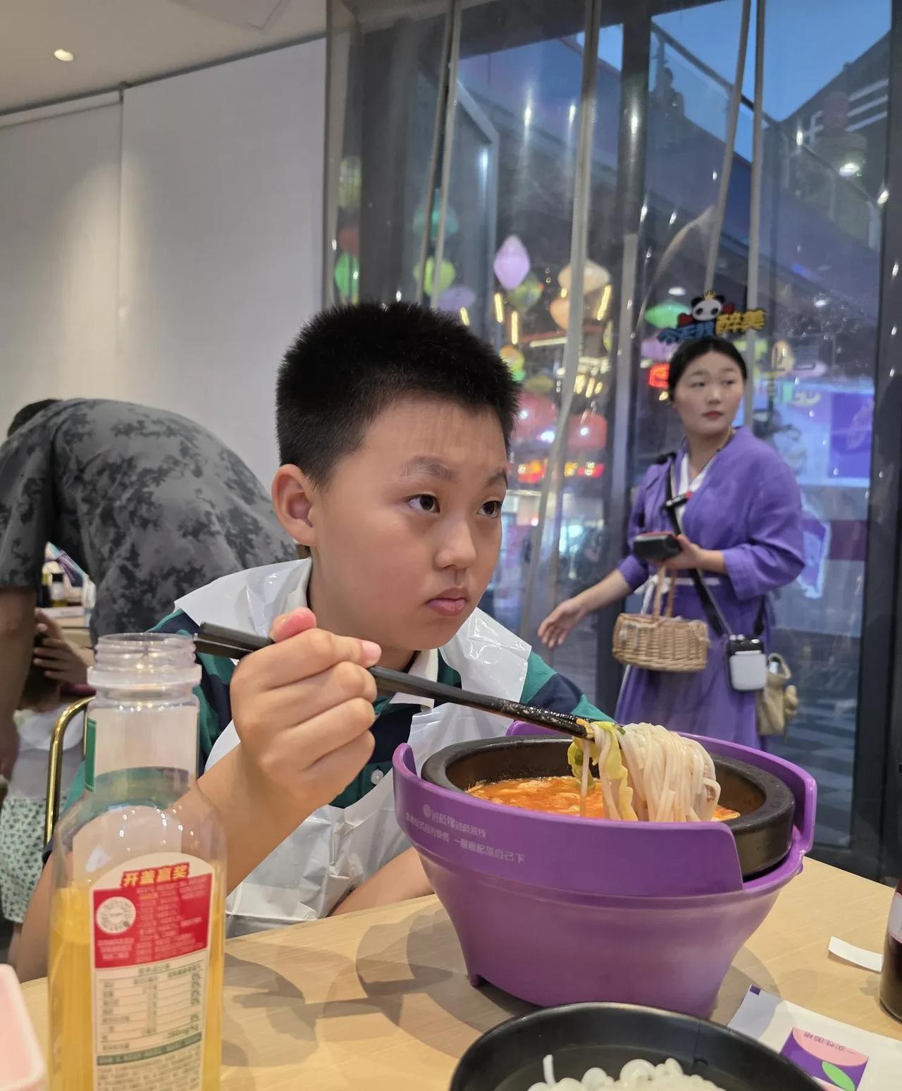 下午女儿来接外孙，带来一个消息……下午我正在沙发上打盹儿，女儿开门进来了。她从