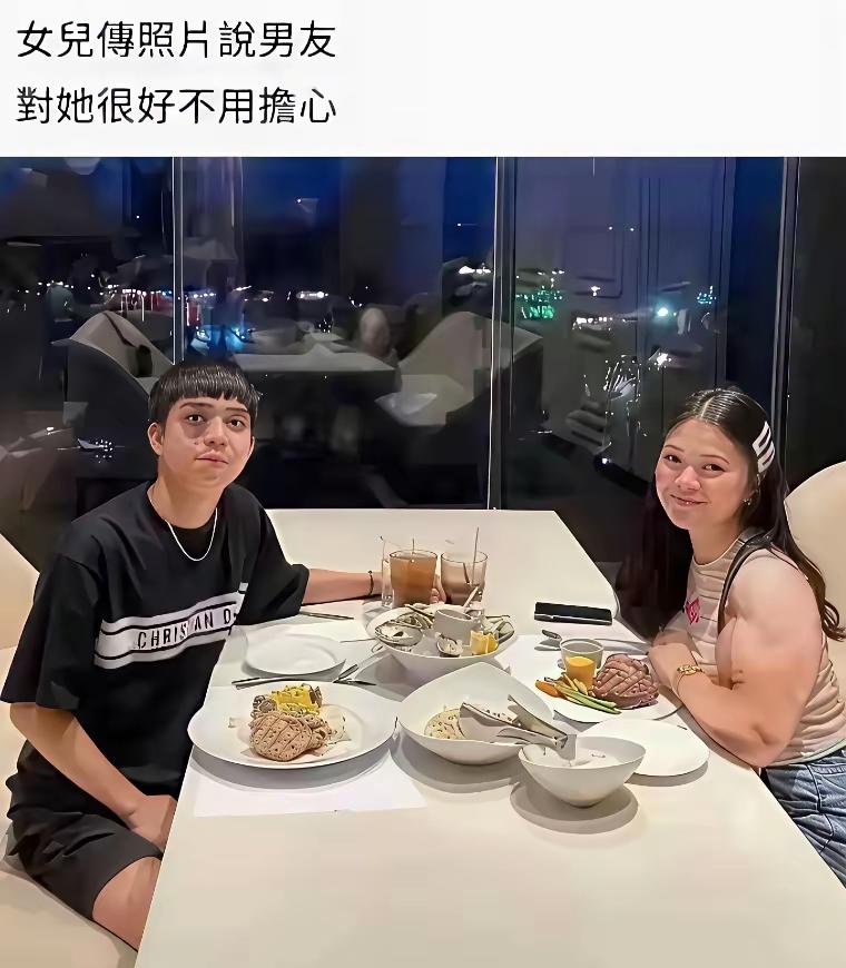 第一眼看这张照片，总觉得哪里不对，定睛一看，不免倒吸一口凉气，那女生健硕的肱二头