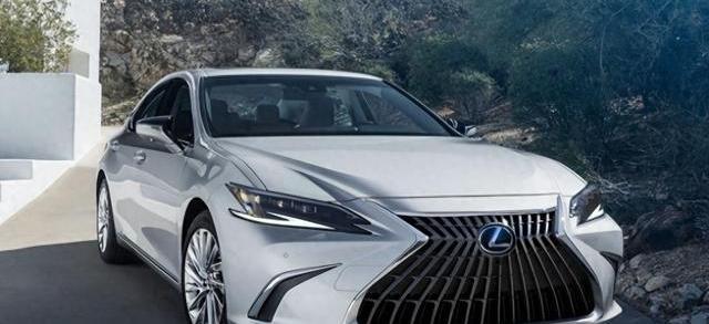 还记得当年加价提雷克萨斯，被当成一种身份的象征吗？那会儿你要是走进4S店，说它