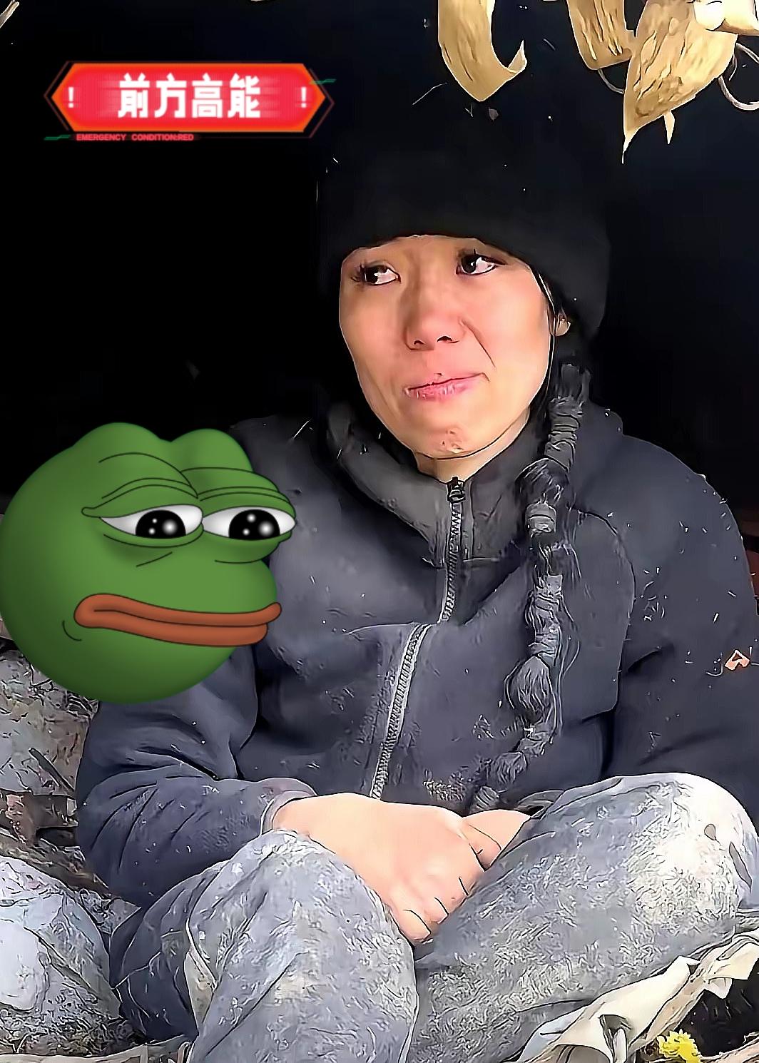 荒野第27天她蹲河边痛哭不是饿，是月经来了。血混着泥，纸早没了冷风直钻骨