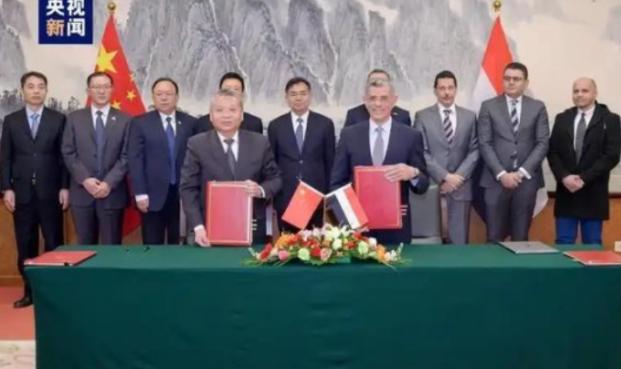 在伊朗和埃及之间，中国为什么选了埃及为突破口？因为伊朗这个国家不光反华，估计还想