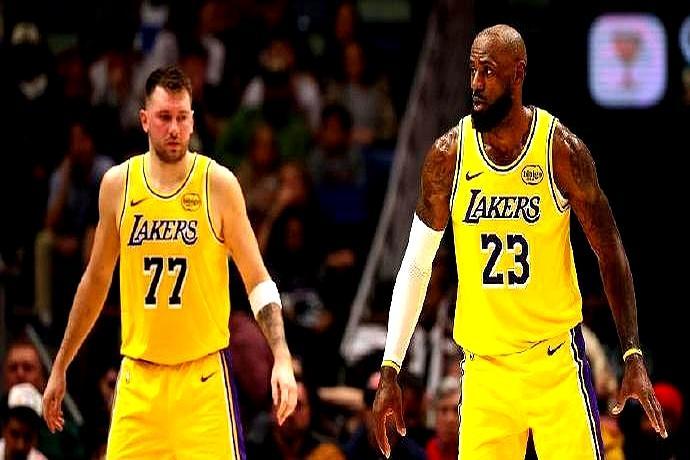 湖人锋线又倒一个！零下3度芝加哥，公牛4连胜三分雨滚烫，湖人却连替补工兵拉