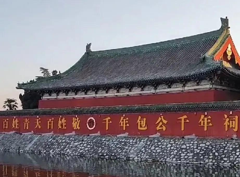 今天是淮河换子案当事人策策离世五周年纪念日，他亲娘一身红衣服出来直播卖货了，不知