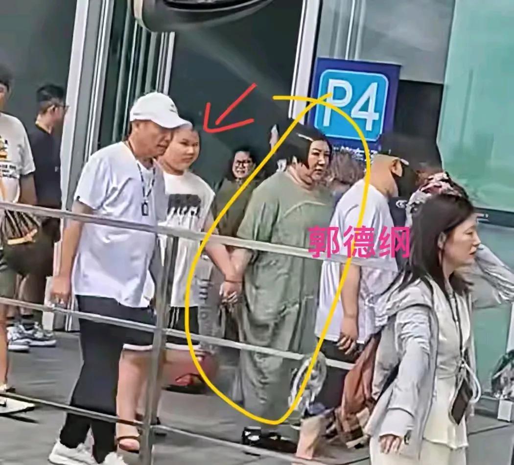 郭德纲老婆王惠，最新状况曝光！7月19日，郭德纲一家现身上海，王惠的体态，太令