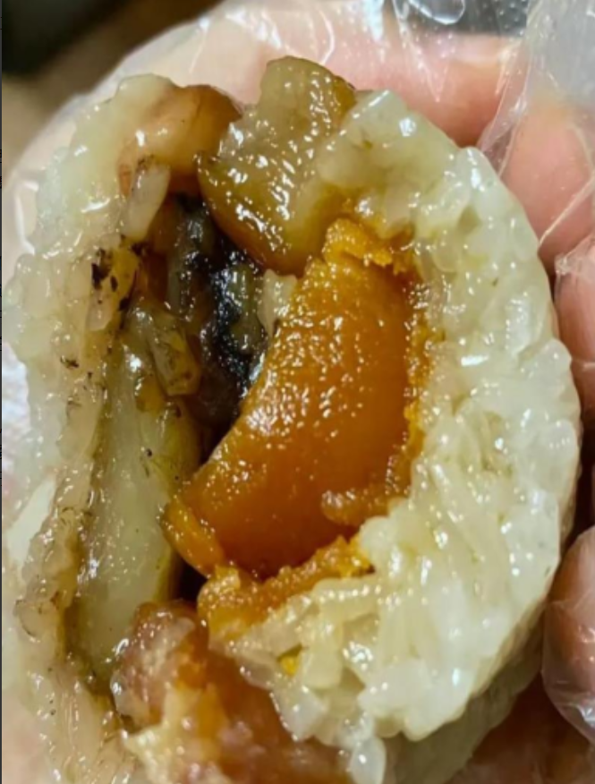 向来爱吃粽子汤圆这类甜食。本打算下班回家蘸白糖吃，可下午实在饿极没忍住。咬开才发