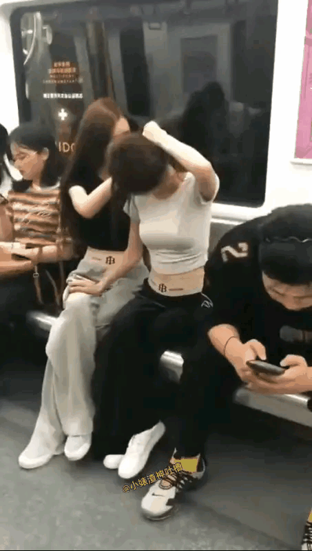 拍就拍嘛，你还拉个近景[呲牙笑]