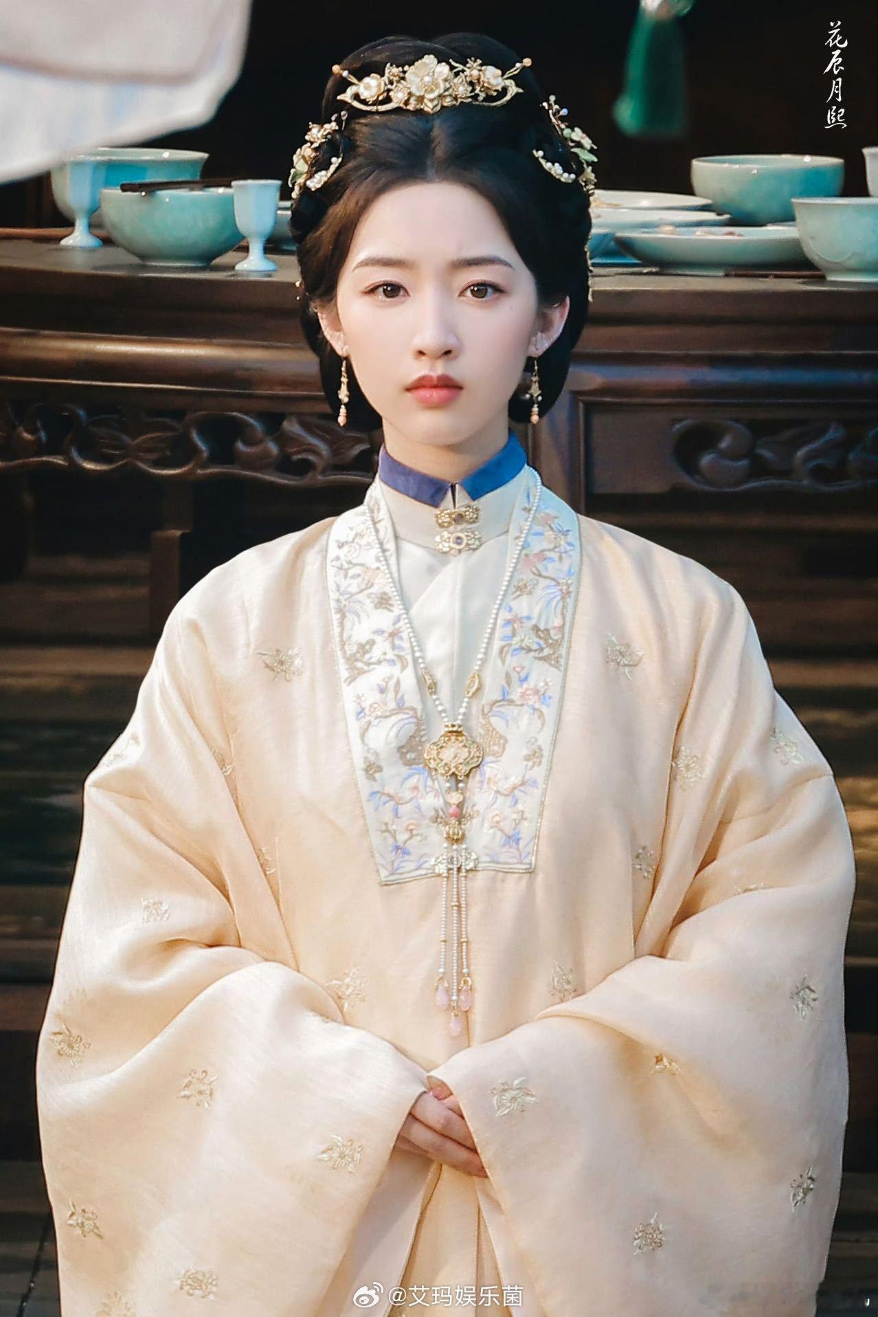 邓恩熙好权威一张古人脸邓恩熙的古装扮相不仅形似，更有神似，她用自己的理解赋予角
