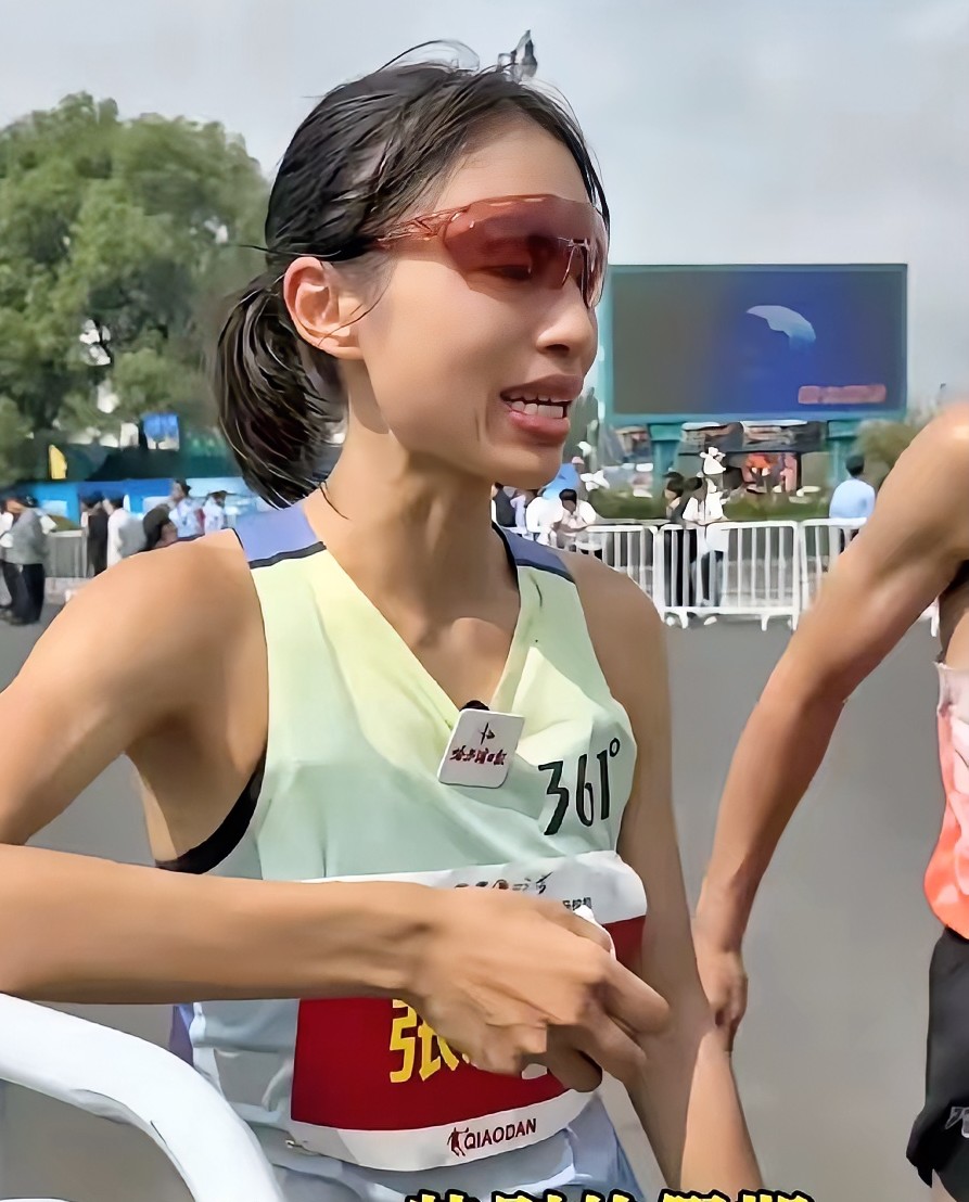 我敢打包票，这位夺冠马拉松的女护士回医院之后一定会被穿小鞋。护士工作