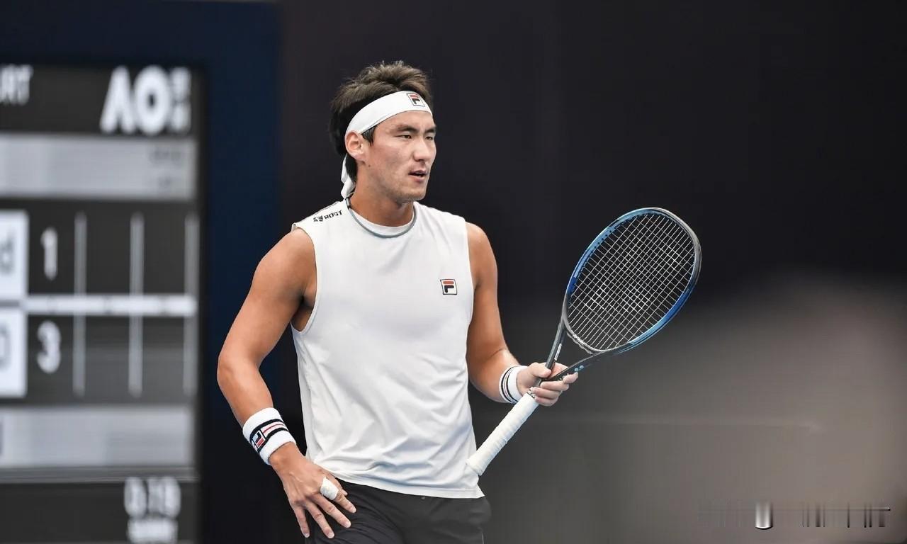 布云朝克特在香港250赛迎来新年首秀，他在男单资格赛首轮以6-7(9)、3-6不