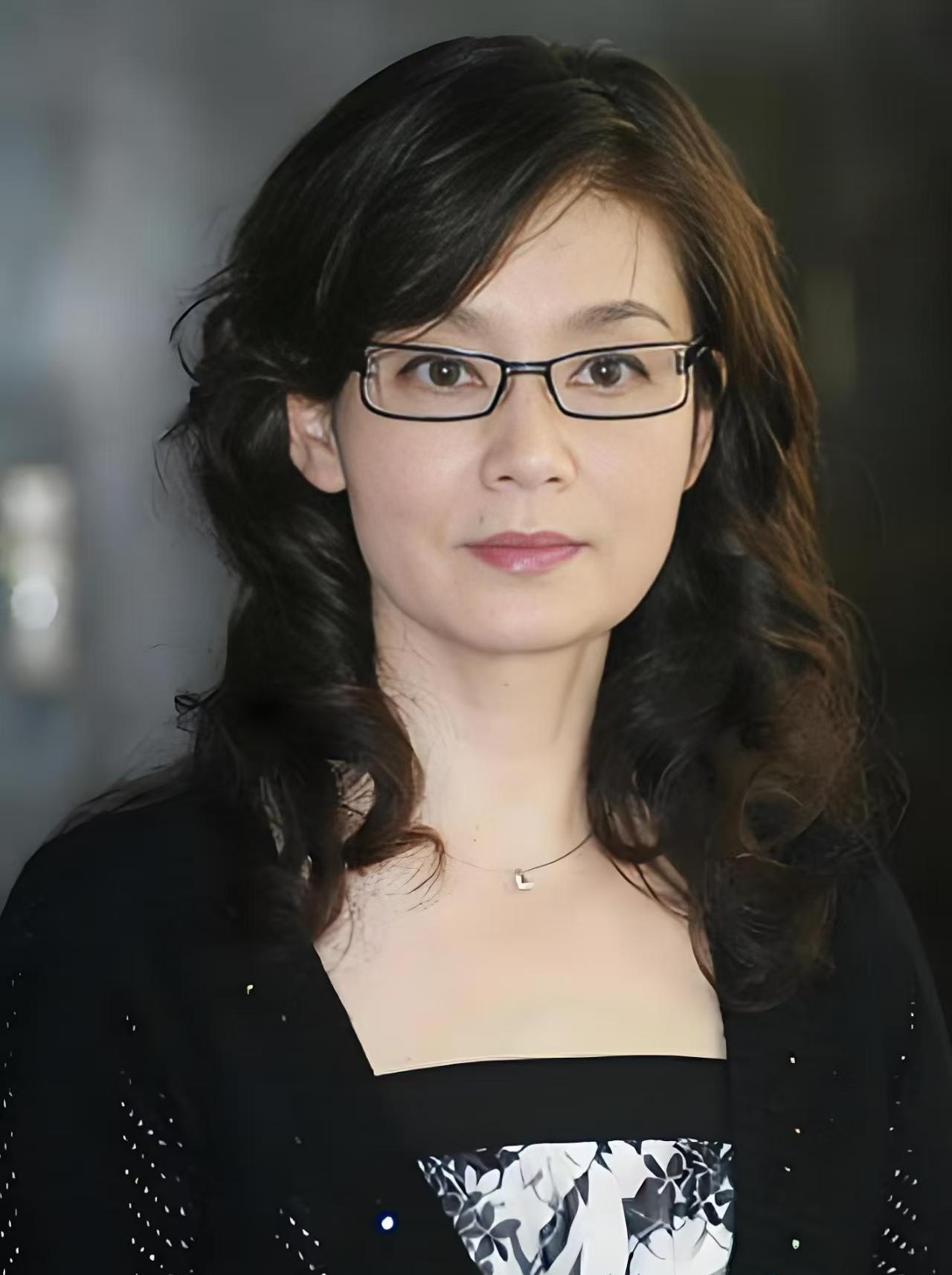 一次节目中，朱军对潘虹说:“我要是和您差不多大，我就会往死里追你!”谁知道潘虹冷