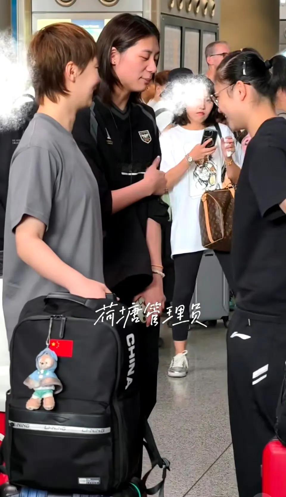 曼昱、陈熠、徐奕[赞]，曼昱这三姐妹真是要好啊[笑着哭]，三个人出发横滨就是一