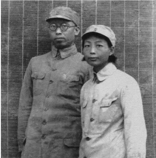 1937年，罗荣桓和林月琴结婚，俩人恩爱无比。不久后，林月琴以为战死的前夫，突然