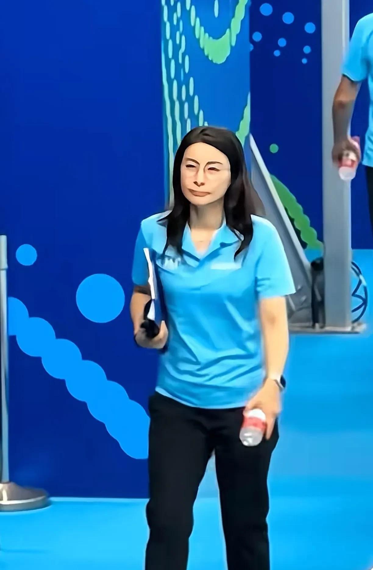 郭晶晶这个造型，戴着眼镜，手里拿着本子，再拿瓶矿泉水，大大方方的，又那么真实接地