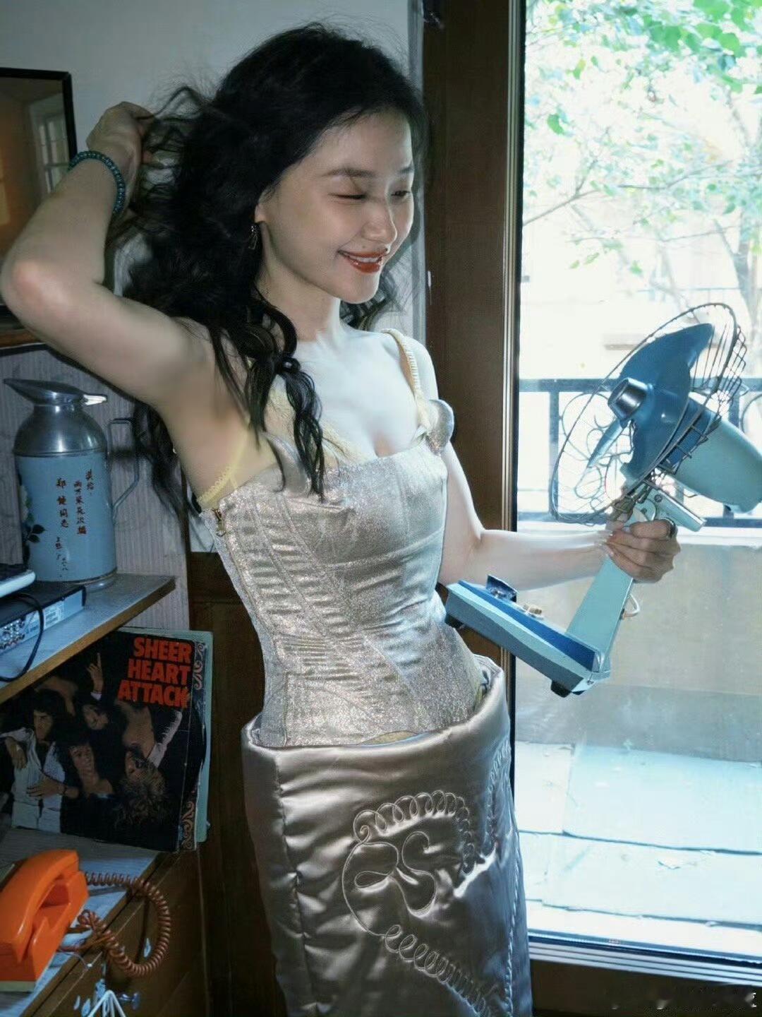 金靖瘦成这样了天呐，几天没见金靖瘦成这样了！又瘦了好多，笑起来灿烂又美好真的是美