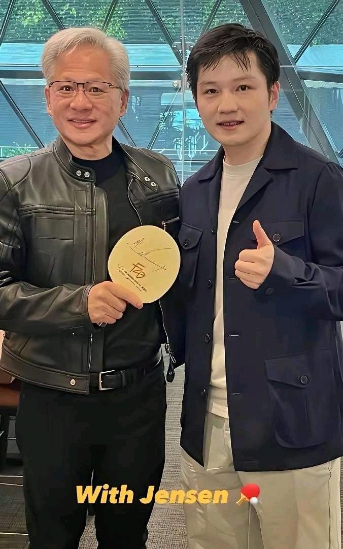 这两天，樊振东与黄仁勋的合照被霸屏了，大家都认为他俩能在一起合影，完全是因为乒乓