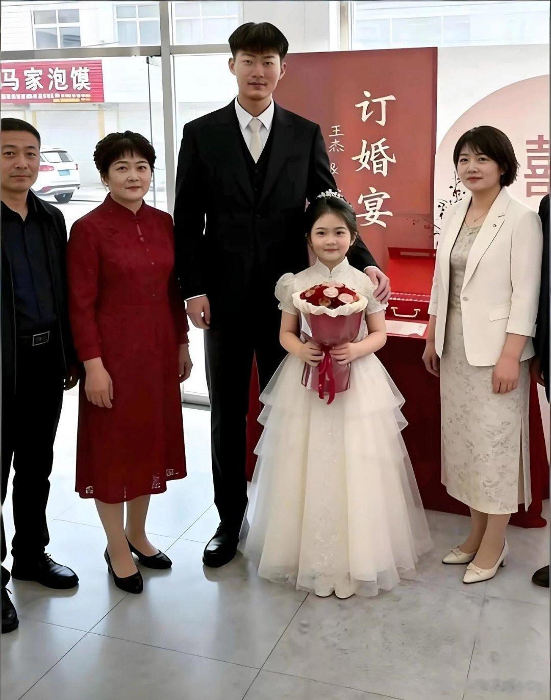 据说一米九二的小伙找的对象一米四九，看来小伙一定是遇到了真爱！