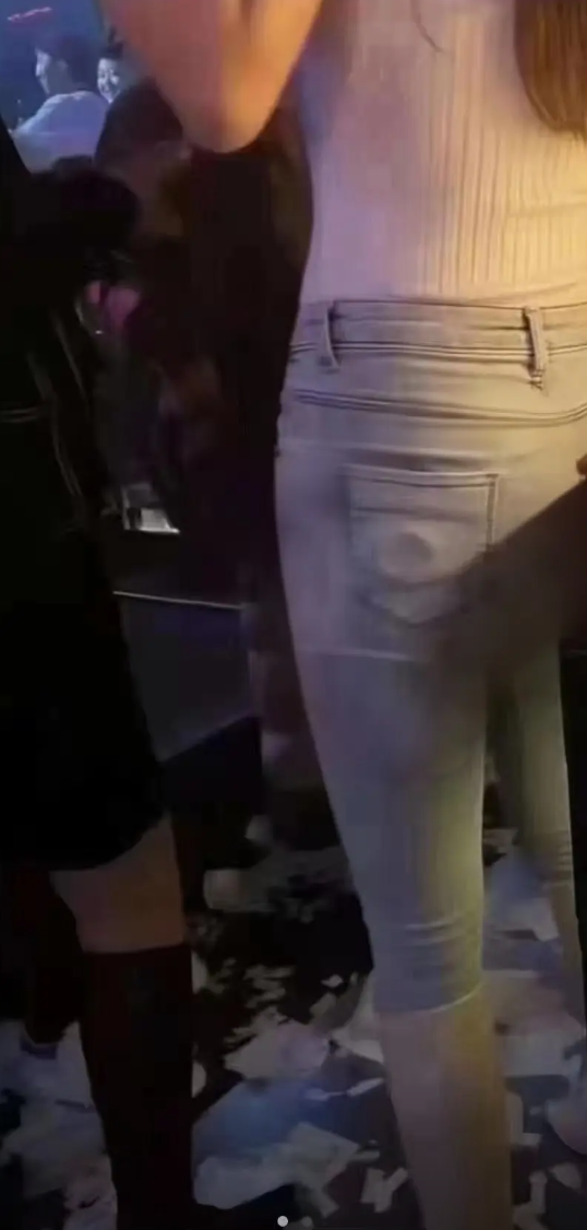 请问她这口袋里装的什么？