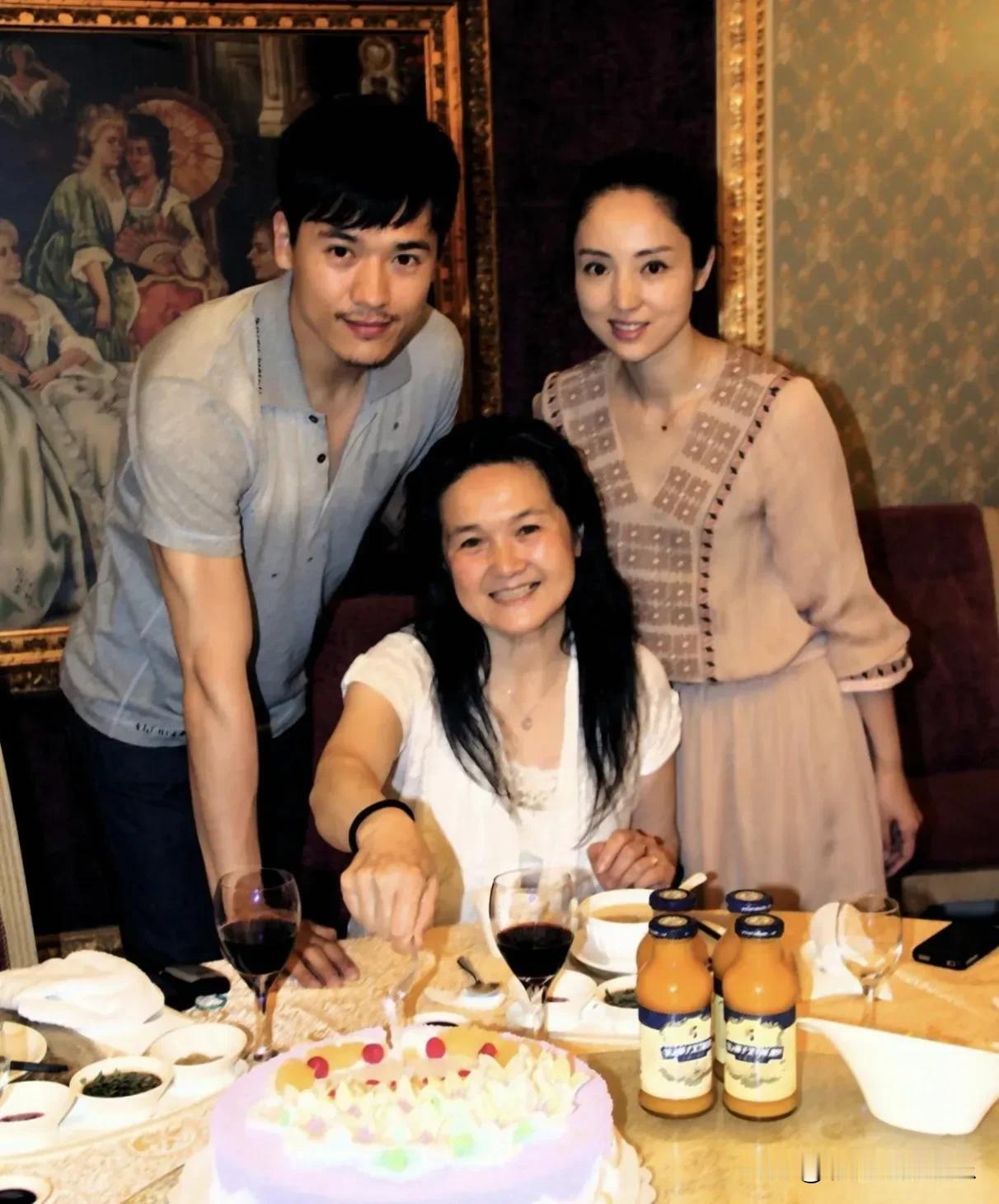 这是高云翔董璇以前的全家福，切蛋糕的是高云翔母亲，一脸福气的样子。自从董璇嫁