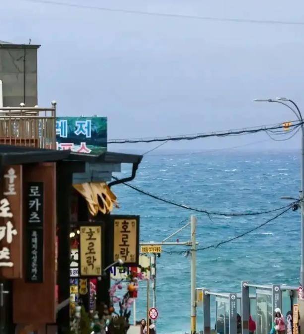 中国人不高兴的后果有多严重呢？2016年，韩国人请愿拒绝中国游客进入济州岛，