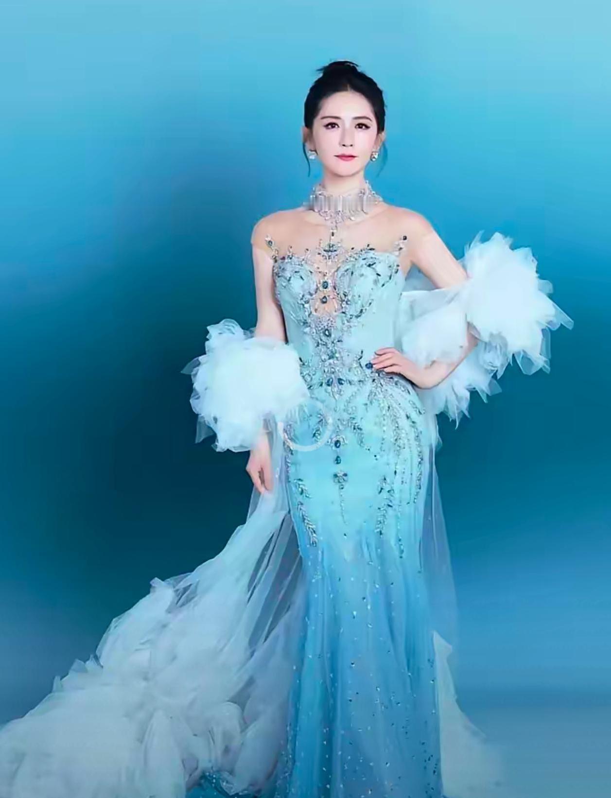 看不下去了！演唱会门槛这么低吗？对不起谢娜粉丝，我还是想说两句。谢娜主持综