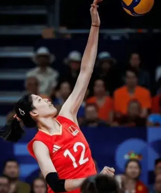 有人说，李盈莹回归干扰女排国家队训练，是否谣言？当年记者问王云蕗：有消息说：朱